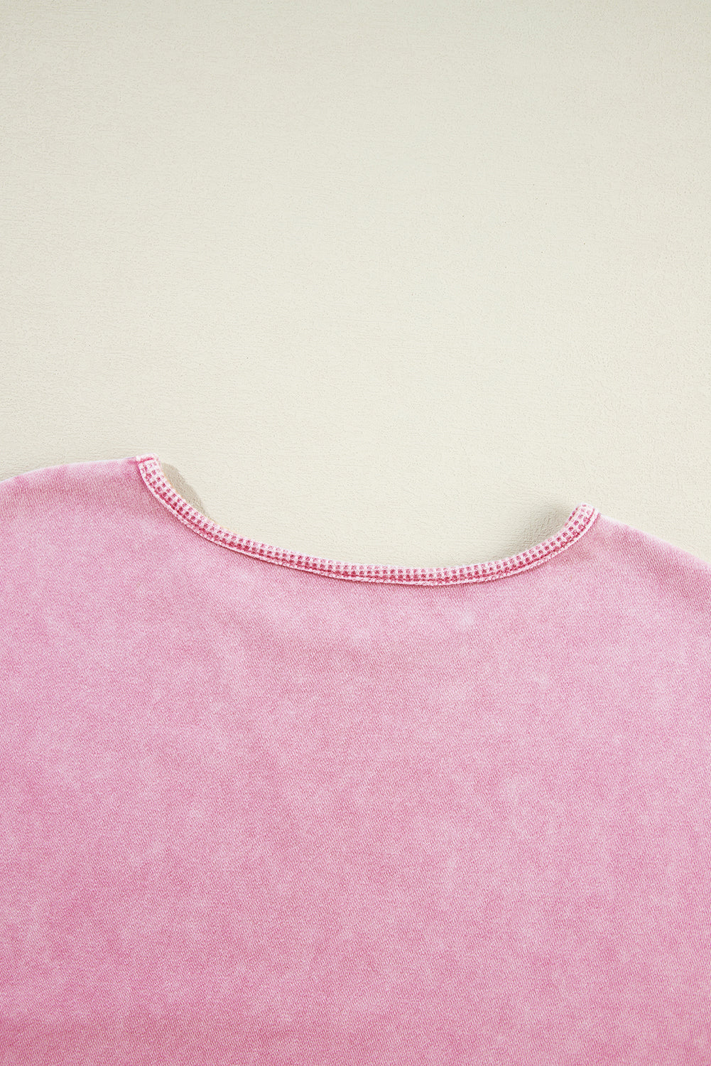 Aardbeienroze sweatshirt met lage schouder en minerale wassing