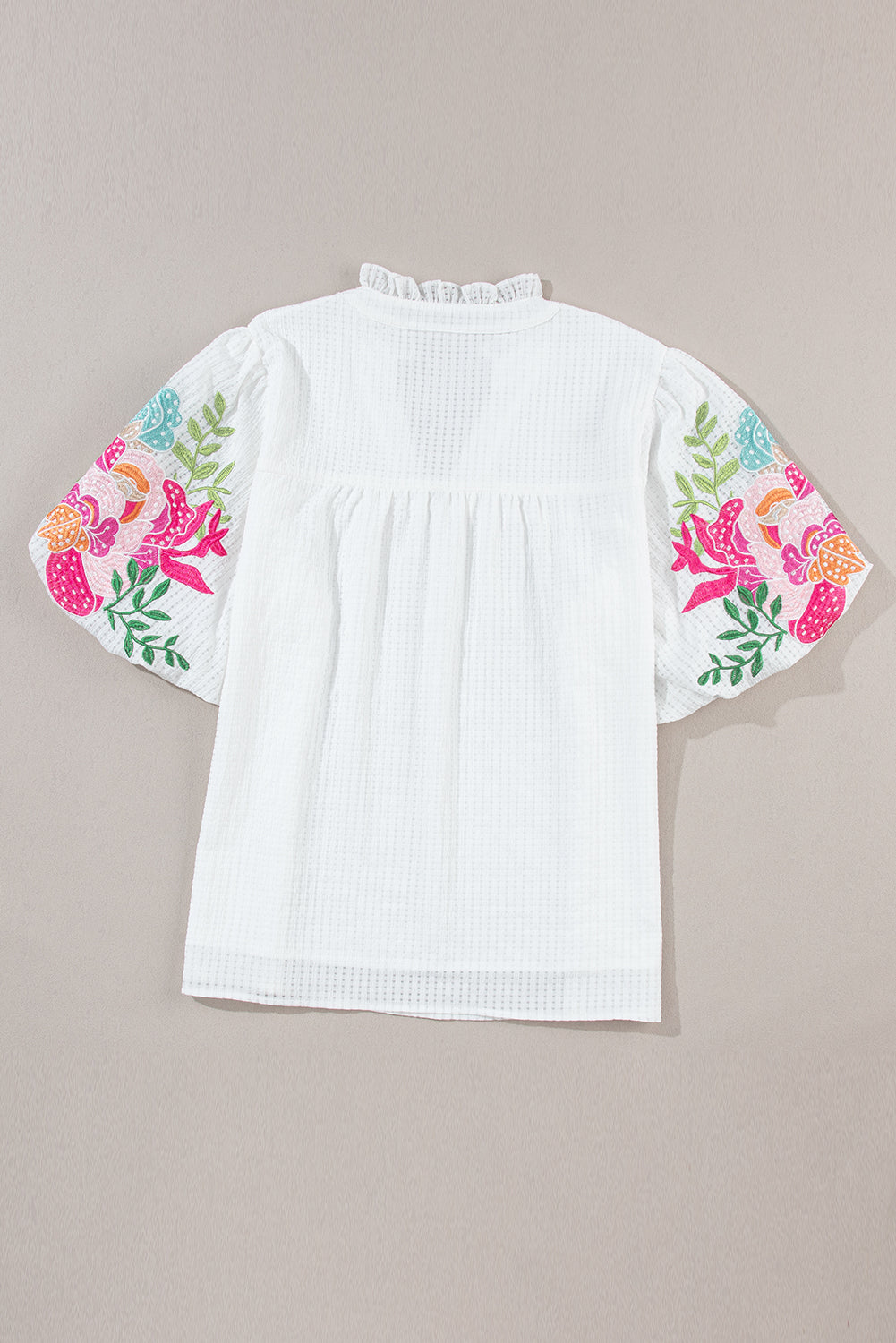 Witte bloemen geborduurde blouse met pofmouwen en ingekeepte hals