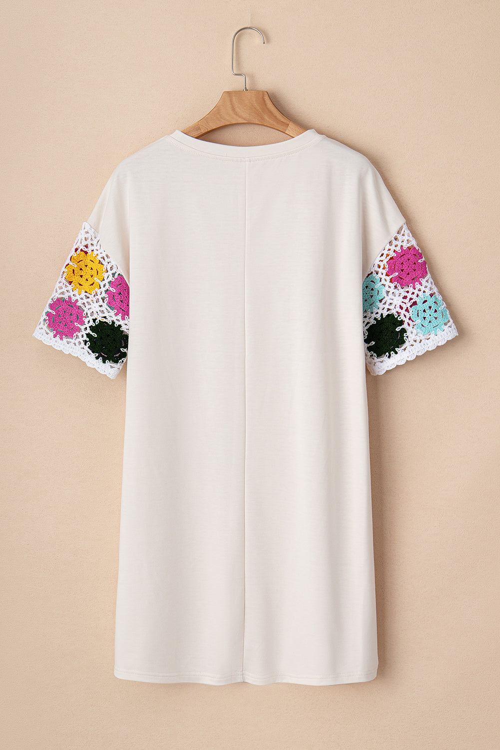 Witte bloemen gehaakte T-shirtjurk met splitmouwen