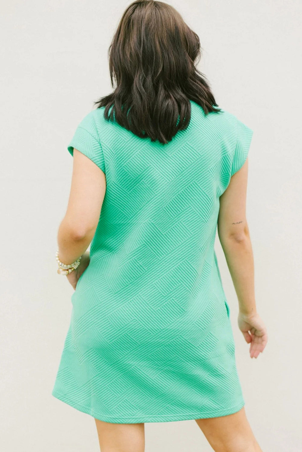 Mintgroene T-shirtjurk met getextureerde kapmouw
