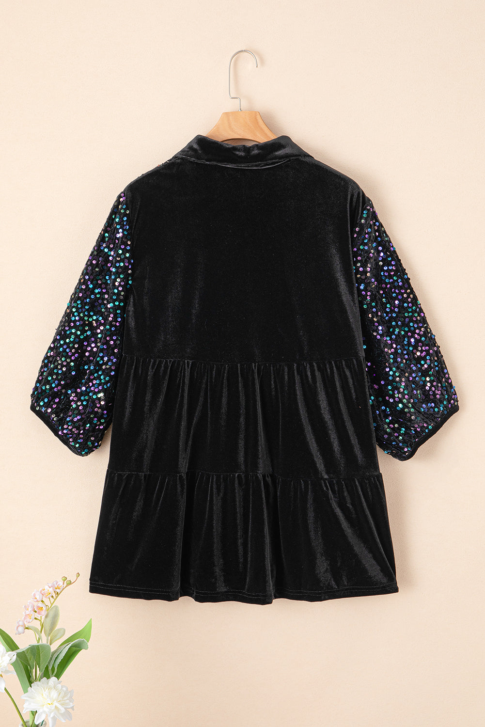 Zwart fluwelen peplum-overhemd met pailletten, pofmouwen en knopen
