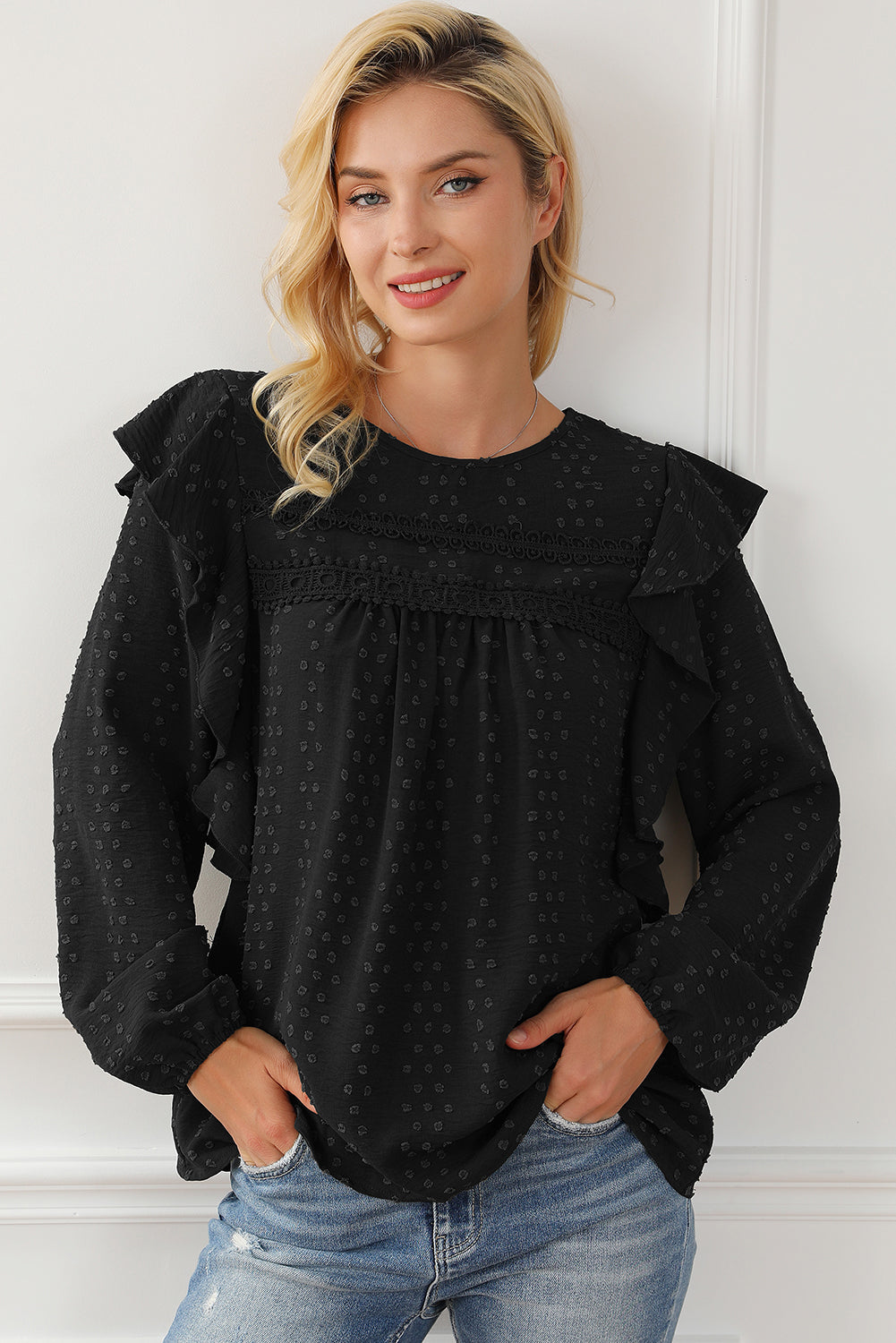 Zwarte kanten blouse met oogjes, ruches, schouder en lange mouwen