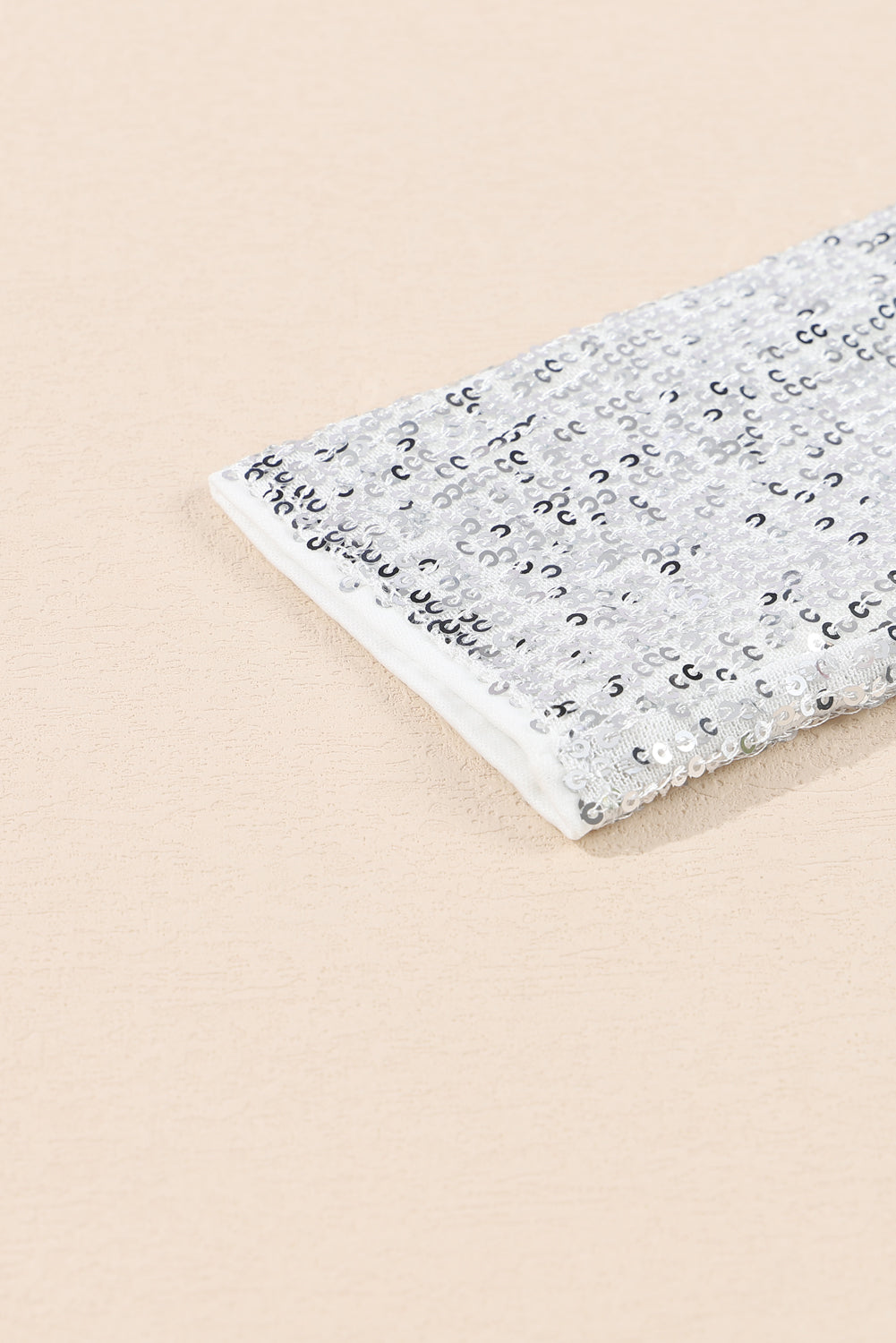 Zilverkleurige mini-jurk met lange mouwen en strikceintuur