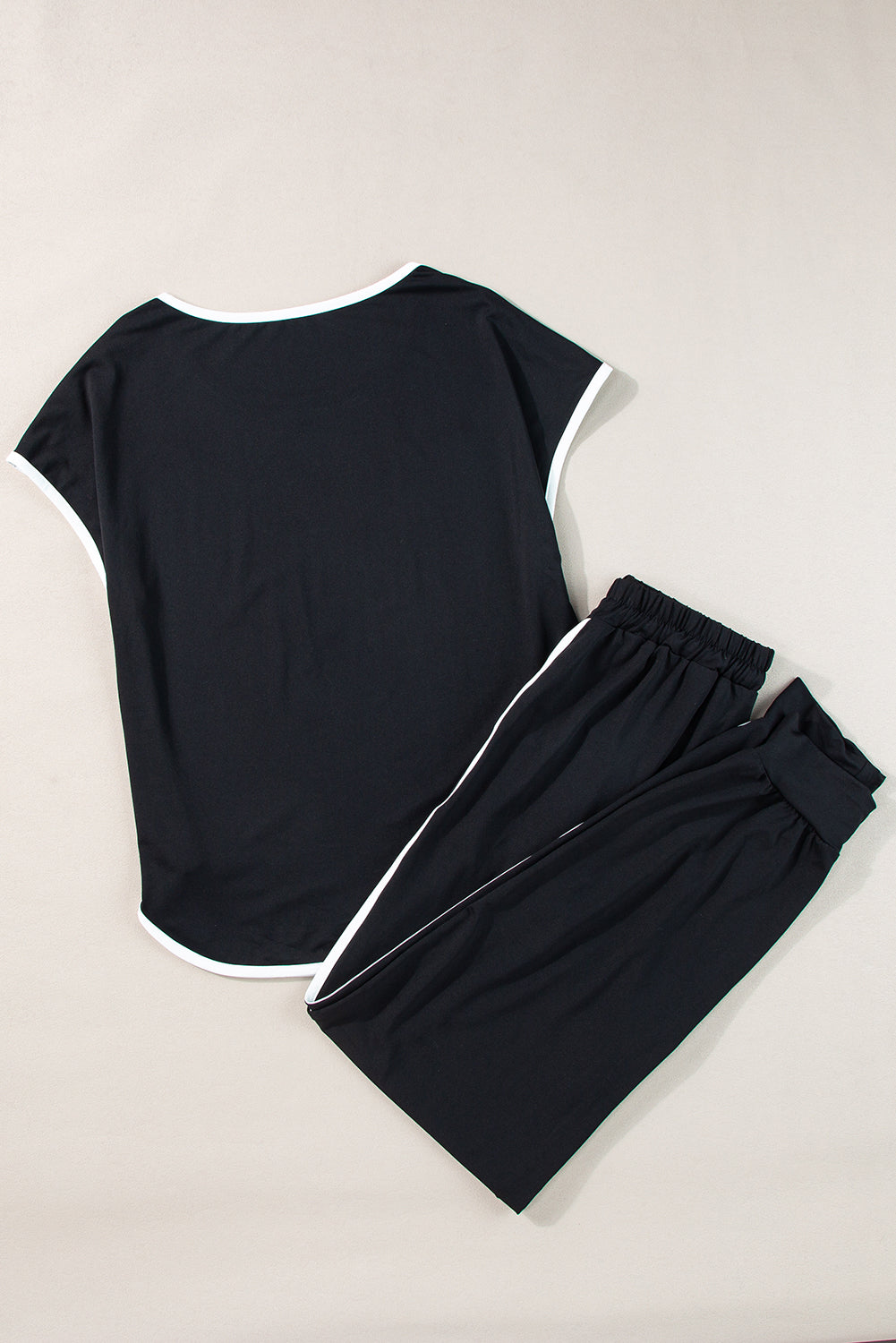 Casual tweedelige loungeset met zwarte colorblockafwerking