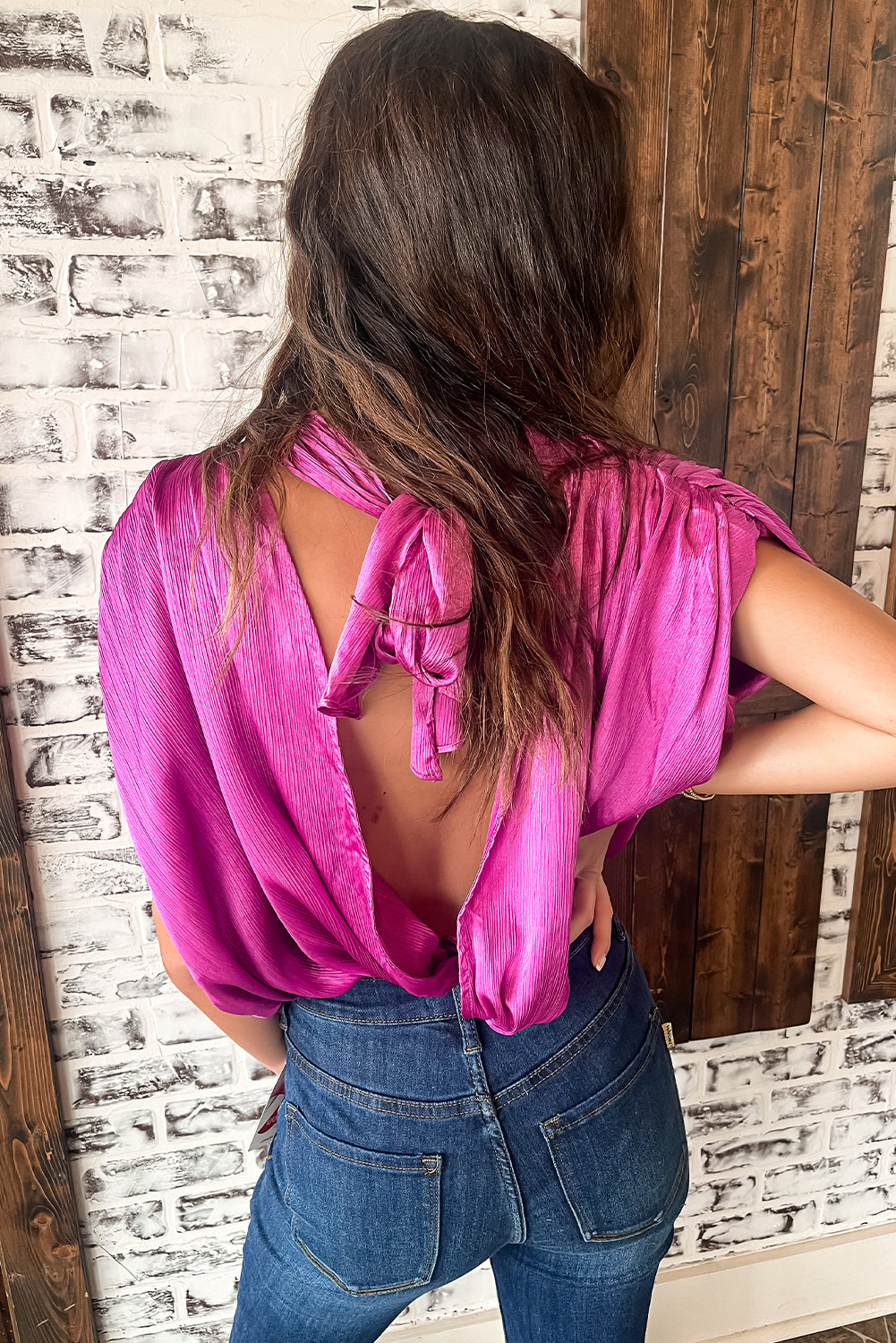 Felroze blouse met ruches, geknoopte rug en mouwen