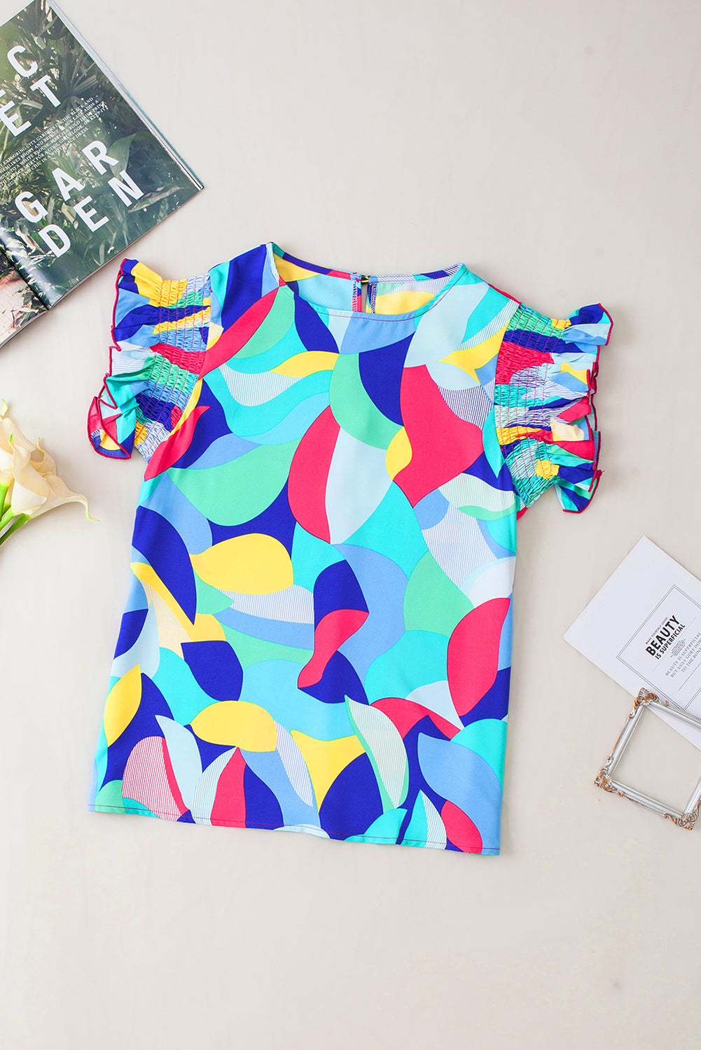 Blouse met veelkleurige abstracte print en stiksels met ruches aan de mouwen