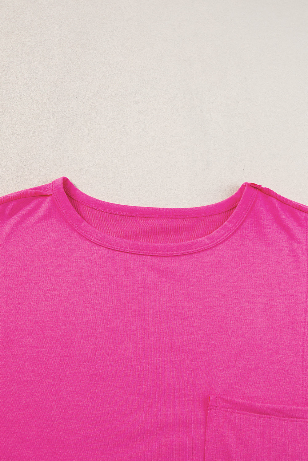 Felroze oversized T-shirt met opgestikte zak en zichtbare naad