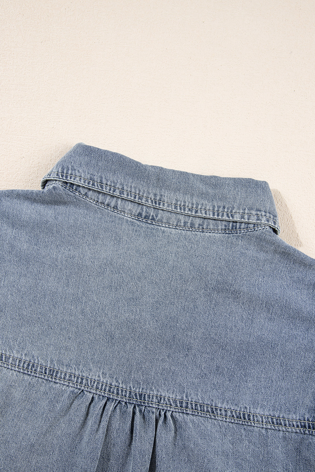 Beau blauw denim overhemd met gerafelde mouwen en ruches