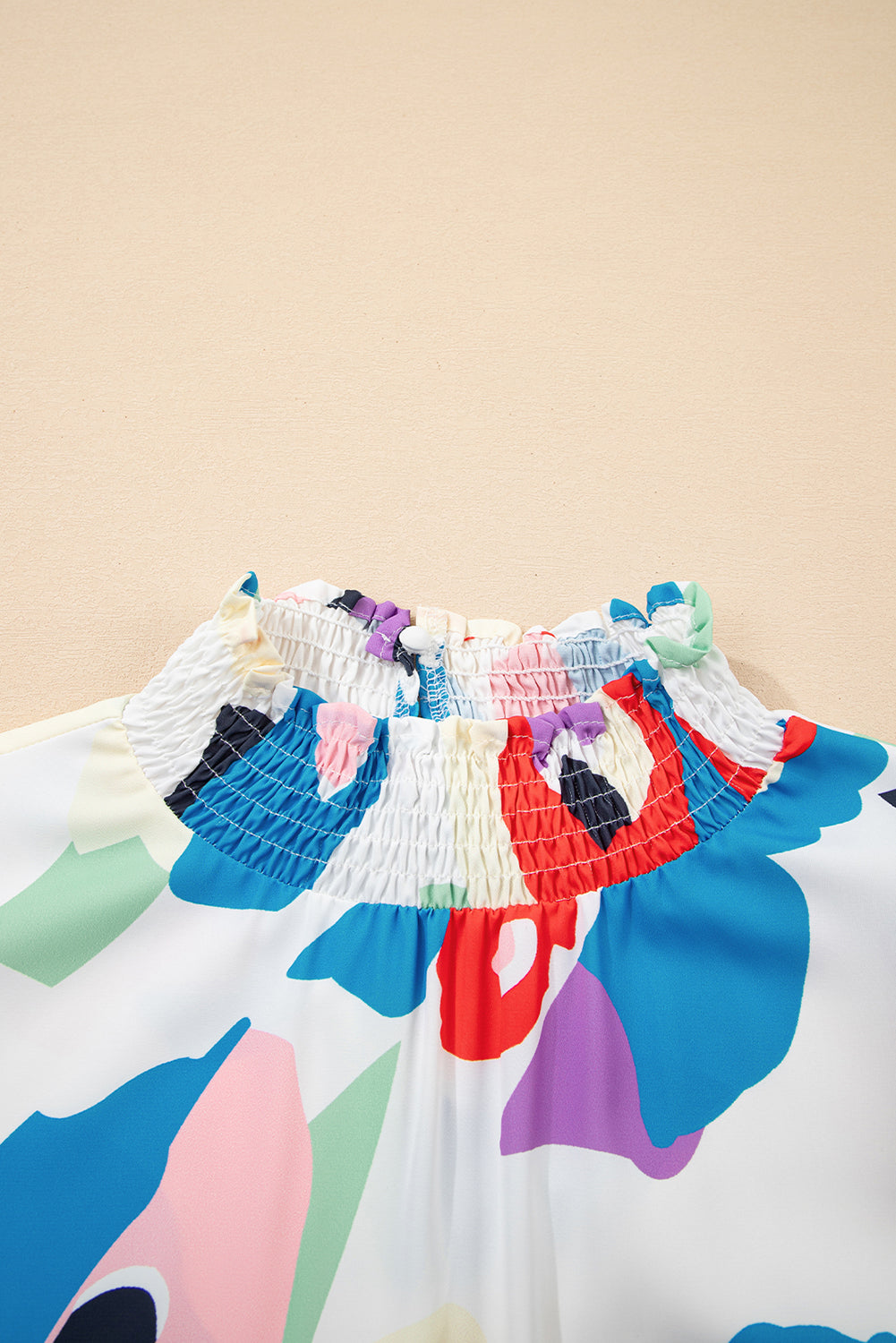 Gesmokte blouse met veelkleurige abstracte print en ruches aan de mouwen