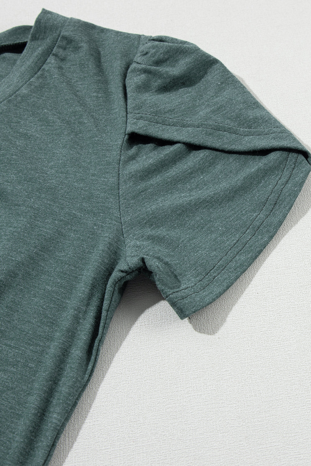 Mistgroen mode T-shirt met V-hals en bloemmouwen