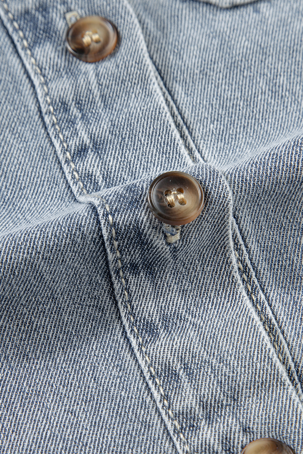 Beau blauw denim overhemd met gerafelde mouwen en ruches