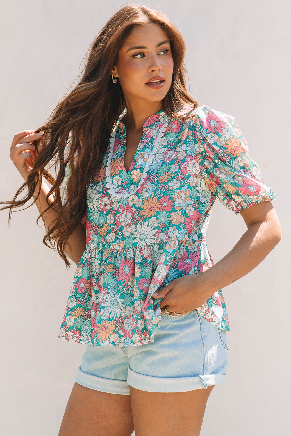 Veelkleurige bloemenblouse met ingekeepte hals en korte mouwen