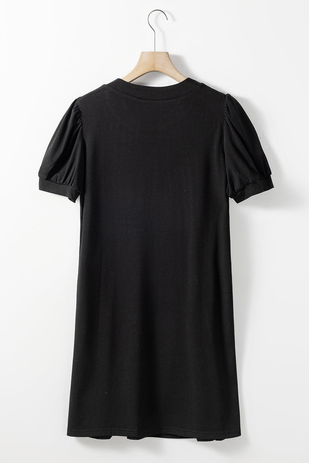 Zwarte T-shirtjurk met ingekerfde hals en geplooide pofmouwen
