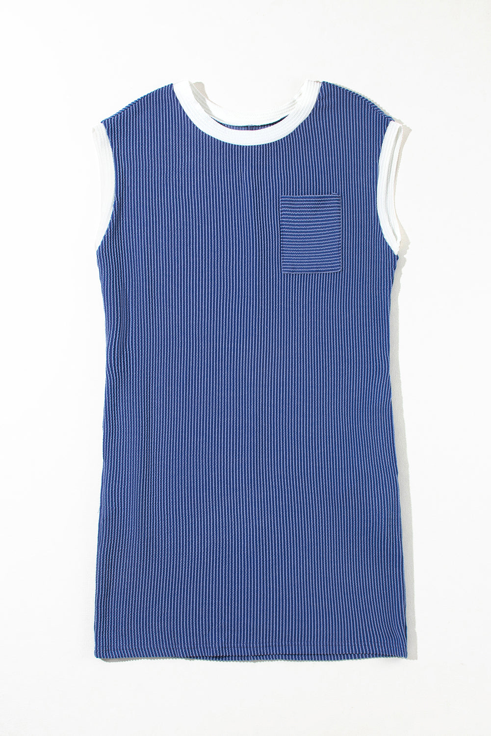 Zeilblauwe, geribde T-shirtjurk met getextureerde kapmouwen