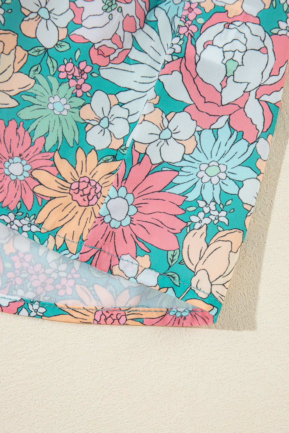 Veelkleurige bloemenblouse met ingekeepte hals en korte mouwen