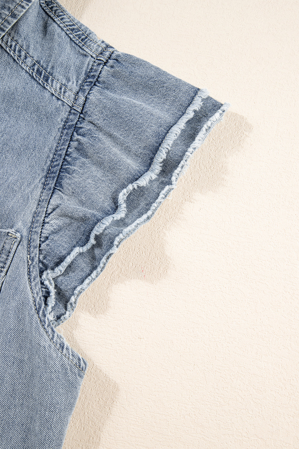 Beau blauw denim overhemd met gerafelde mouwen en ruches