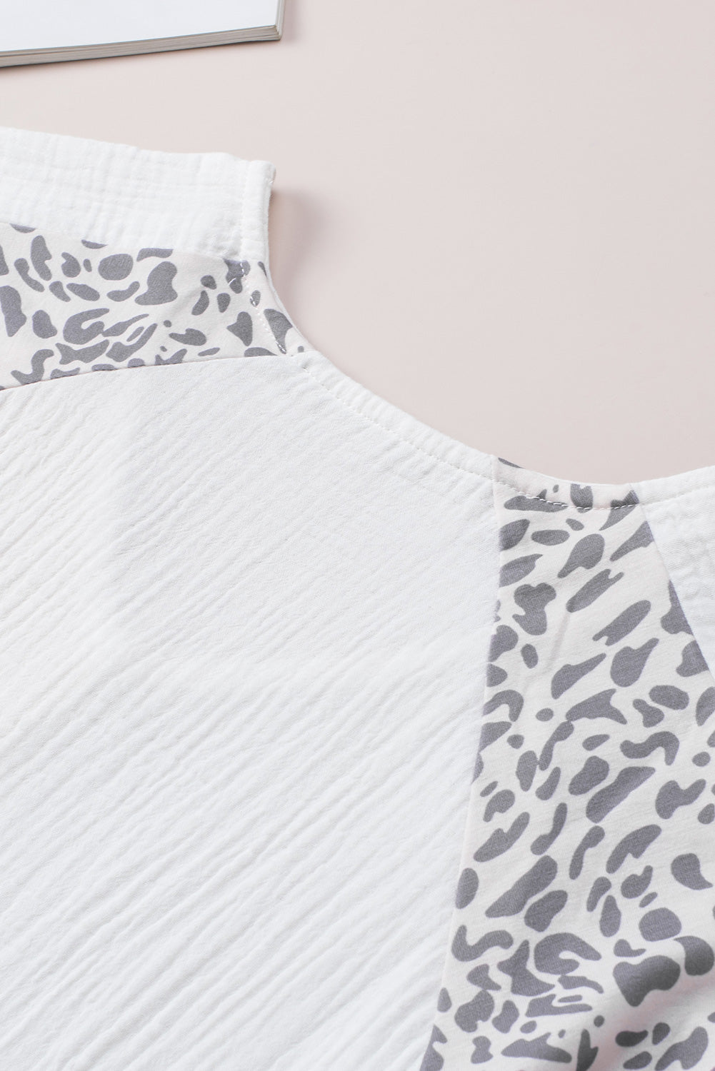 Witte, noodlijdende kleur patchwork blouse met luipaardversiering