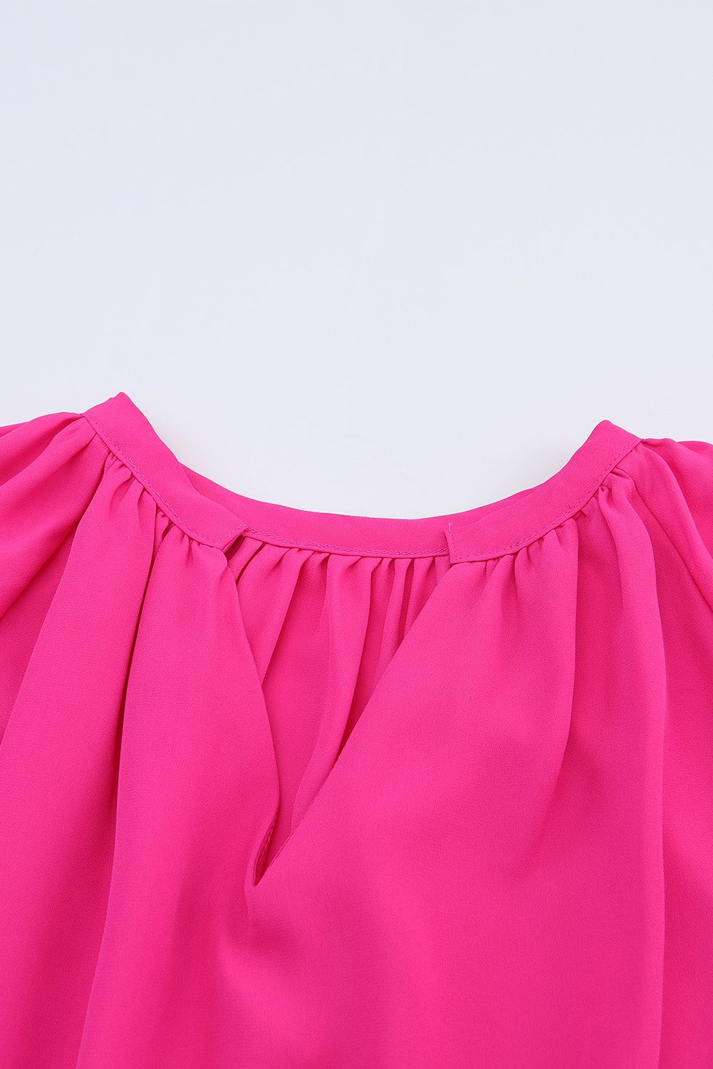 Roze geplooide blouse met V-hals en gezwollen mouwen