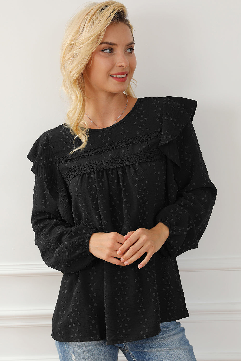 Zwarte kanten blouse met oogjes, ruches, schouder en lange mouwen