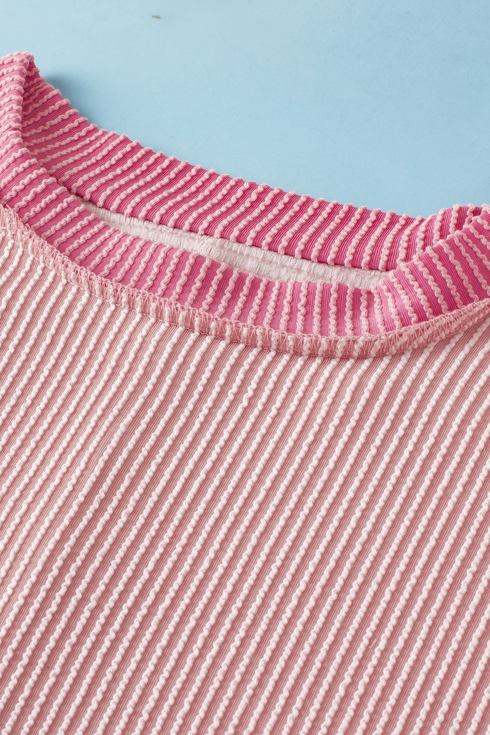 Lichtroze T-shirt met ronde hals en contrasterende rand