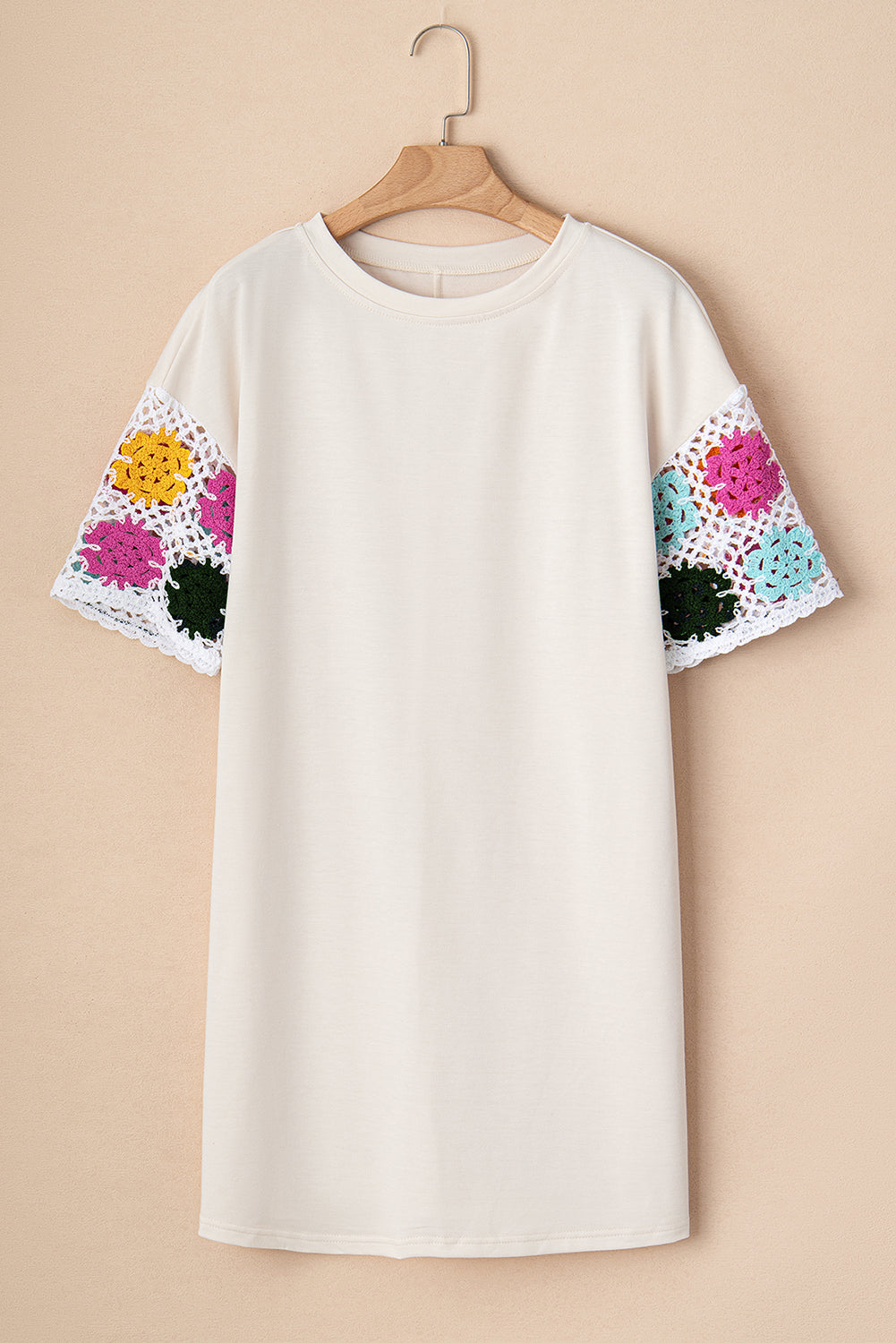 Witte bloemen gehaakte T-shirtjurk met splitmouwen