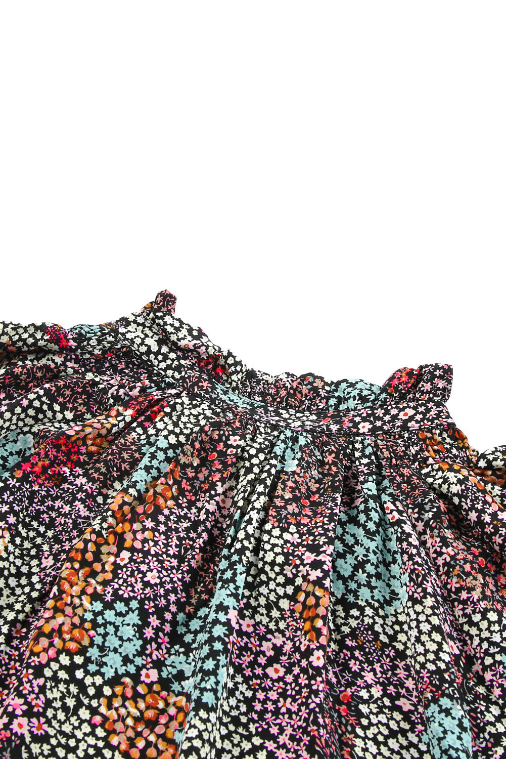 Veelkleurige, levendige, gebloemde blouse met V-hals en pofmouwen