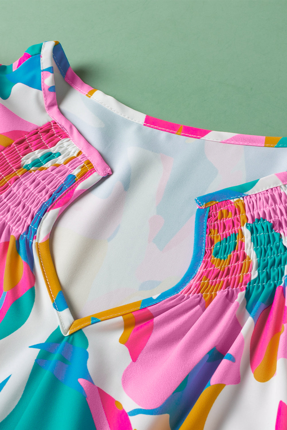 Veelkleurige blouse met abstracte print en gekerfde hals en fladdermouwen