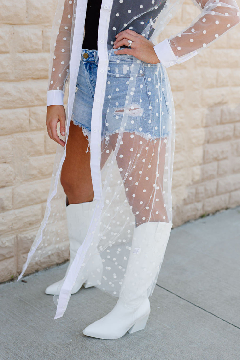 Witte polkadotprint met kraag en knoopsluiting van mesh stofdoekkimono
