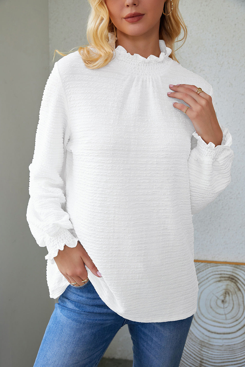 Witte blouse met gesmokte hals en bisschopsmouwen met ruches