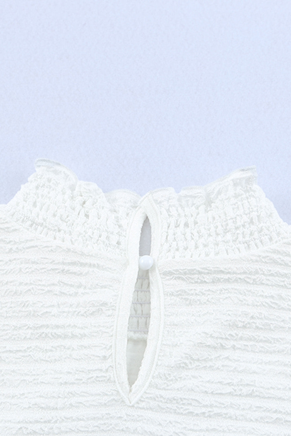 Witte blouse met gesmokte hals en bisschopsmouwen met ruches