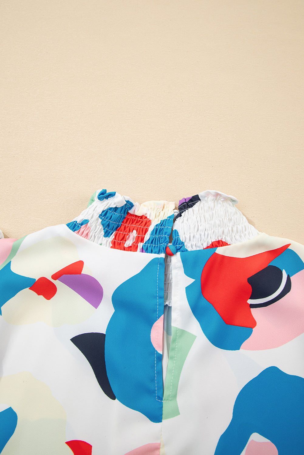 Gesmokte blouse met veelkleurige abstracte print en ruches aan de mouwen