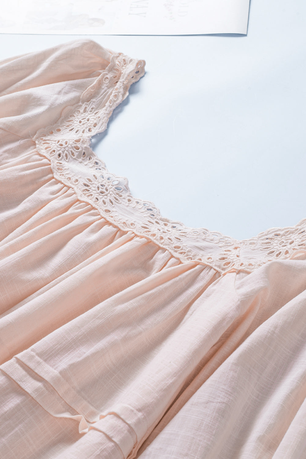 Beige babydollblouse met pofmouwen en oogjes