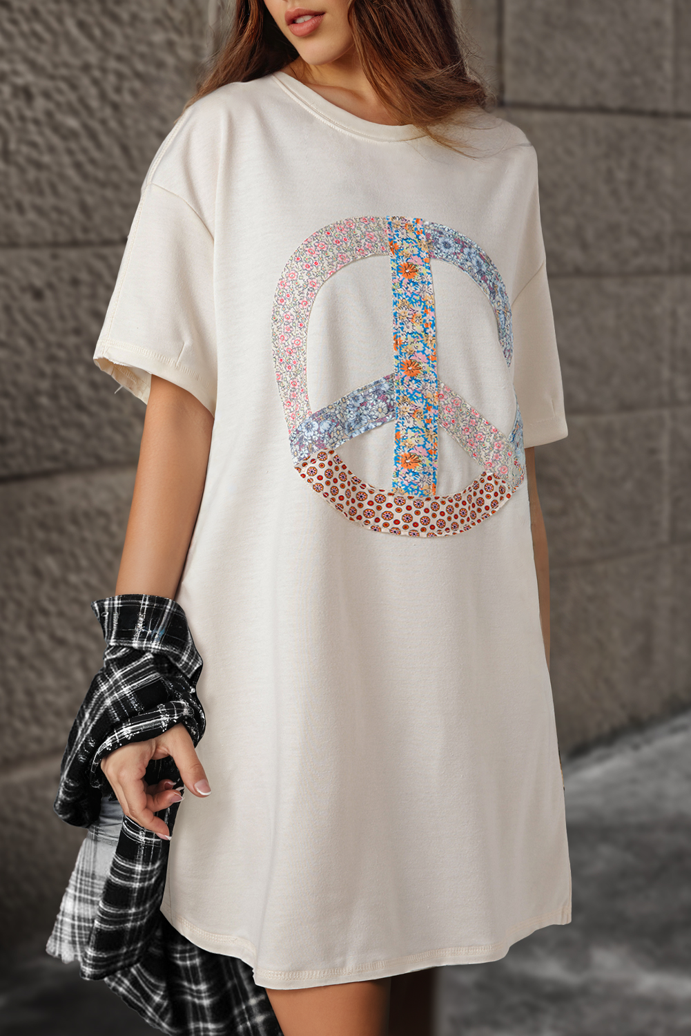 Wit grafische t -shirtjurk met witte bloemen.