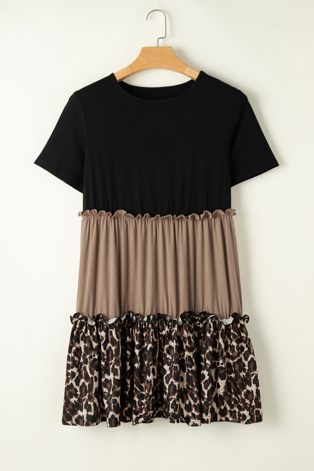 Licht Frans beige T-shirtjurk met luipaardprint en kleurblokken met ruches