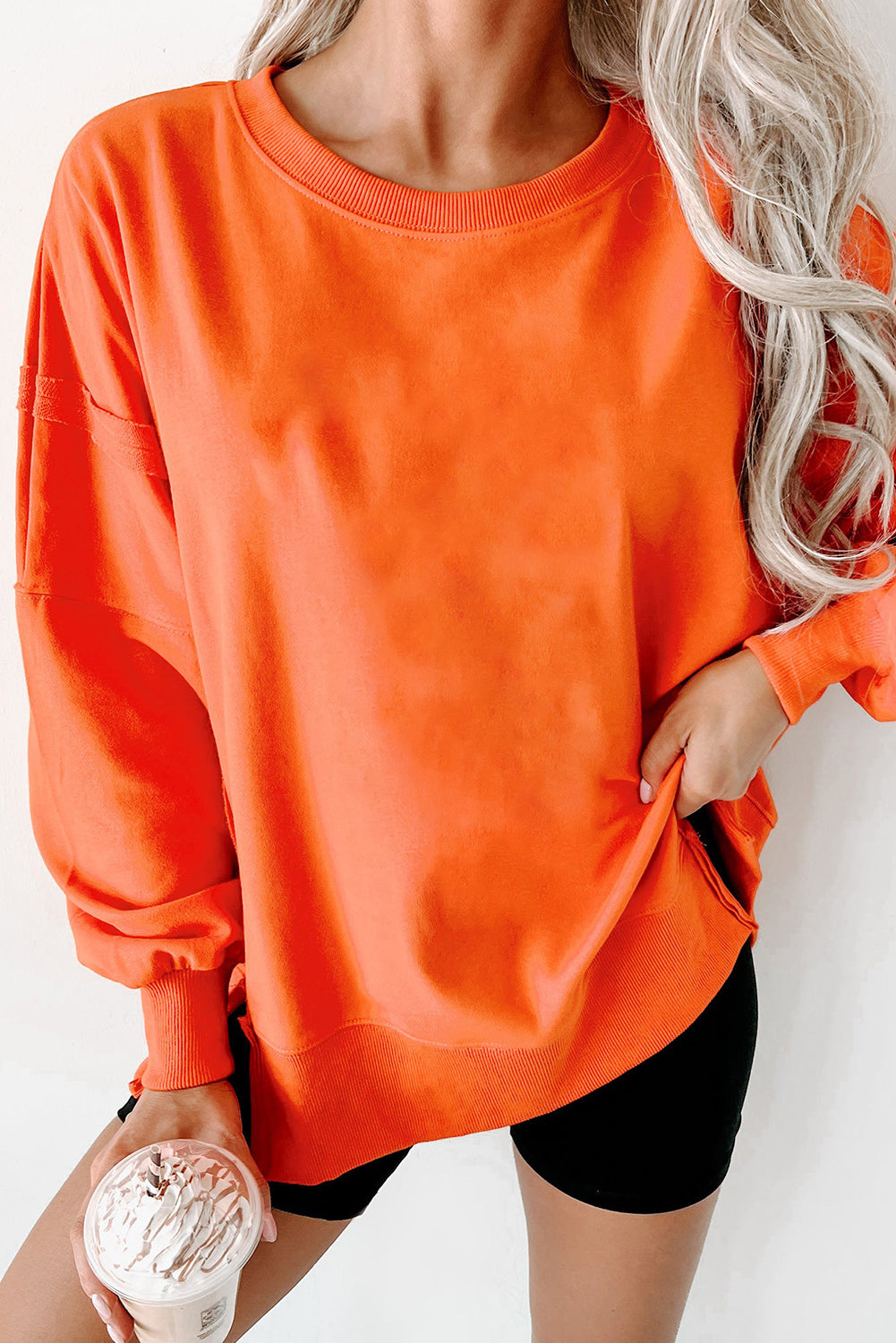 Licht Frans beige blootgestelde naad drop schouder ronde nek sweatshirt met spleten