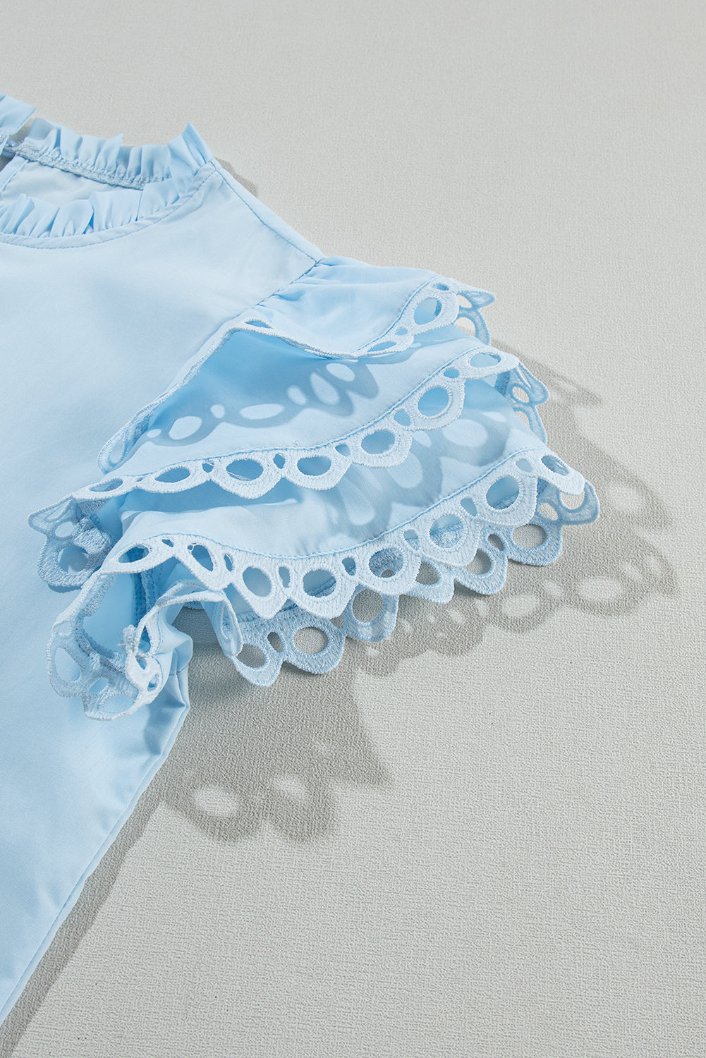Beau blauwe gelaagde Ric Rac-blouse met kapmouwen en gevulde nek