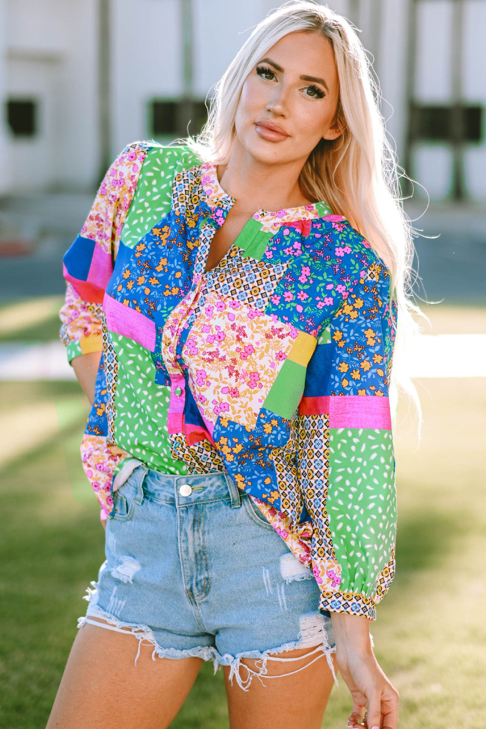 Overhemd met veelkleurige bloemen en patchwork-print en pofmouwen met knopen