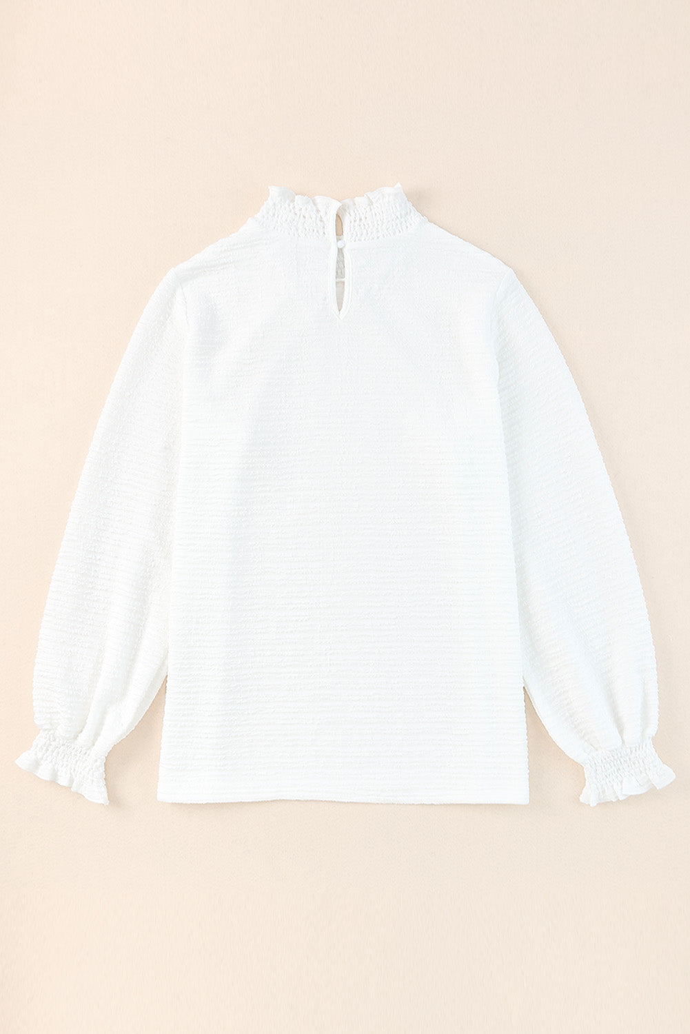Witte blouse met gesmokte hals en bisschopsmouwen met ruches