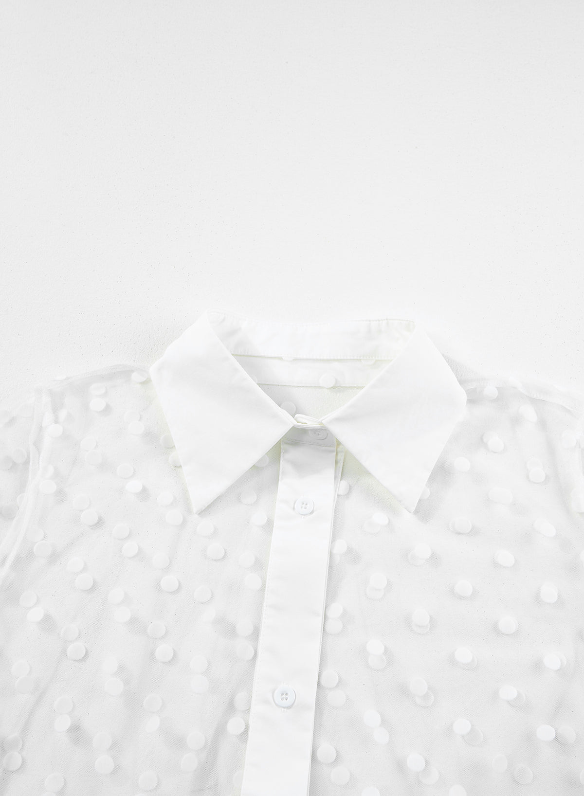 Witte polkadotprint met kraag en knoopsluiting van mesh stofdoekkimono