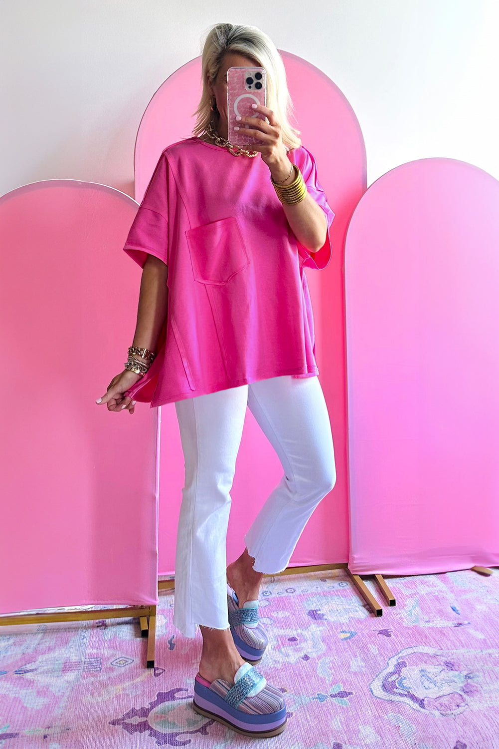 Felroze oversized T-shirt met opgestikte zak en zichtbare naad