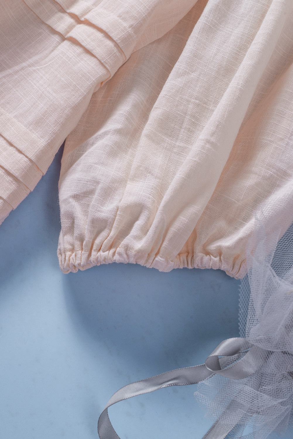Beige babydollblouse met pofmouwen en oogjes