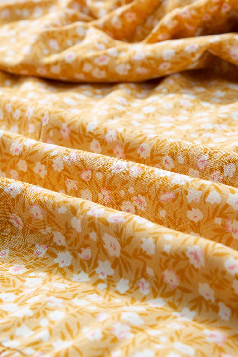 Gele maxi-jurk met gesmokte hoge taille en bloemen
