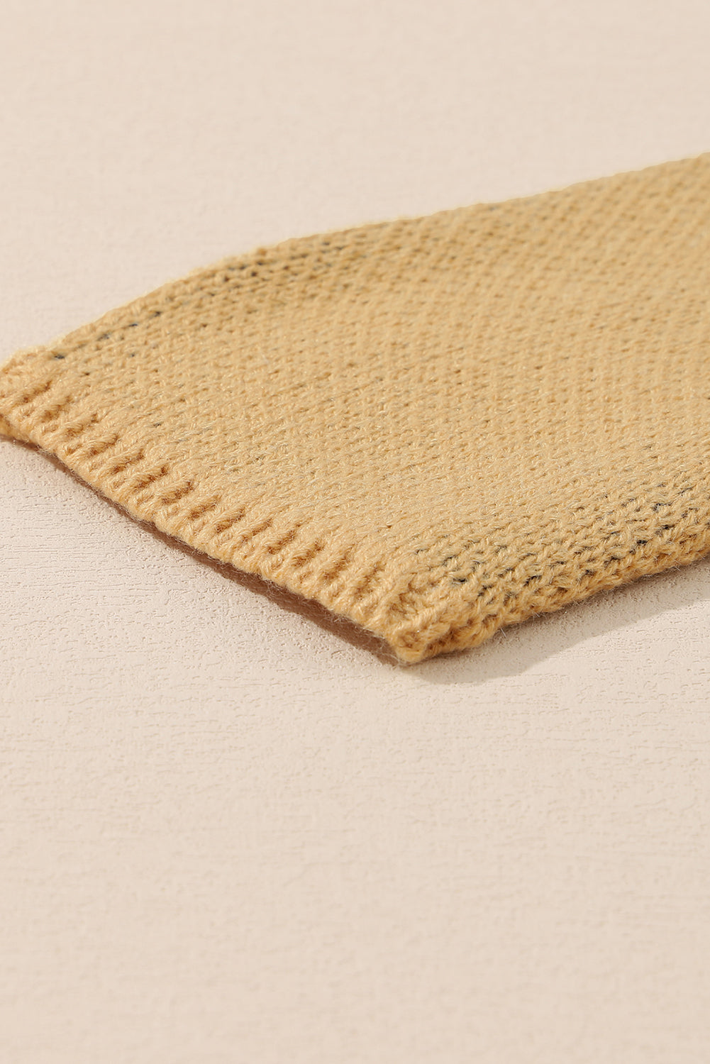 Camelkleurige trui met ronde hals en cheetah-accent