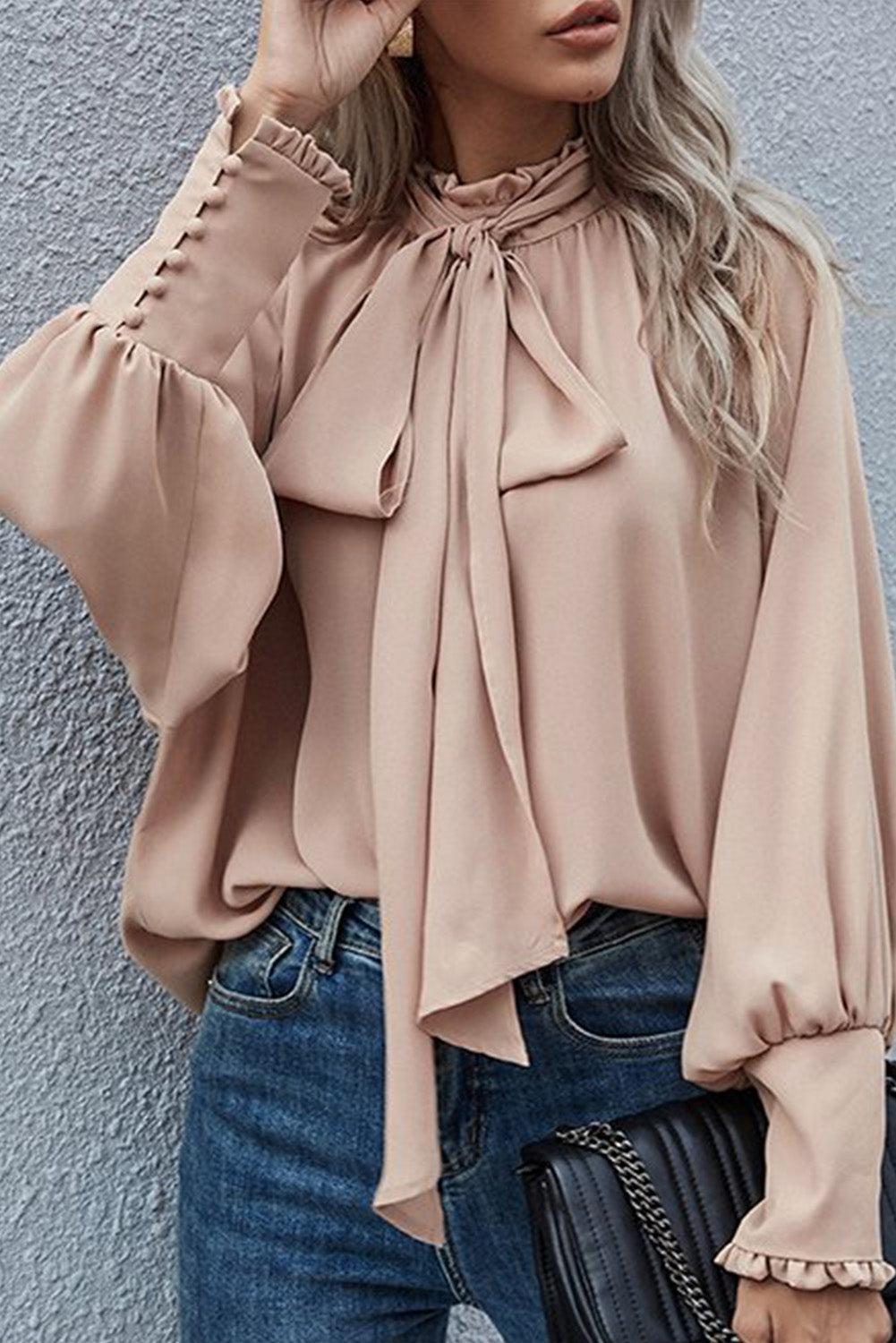 Kaki blouse met geknoopte nephals en bisschopsmouwen met ruches