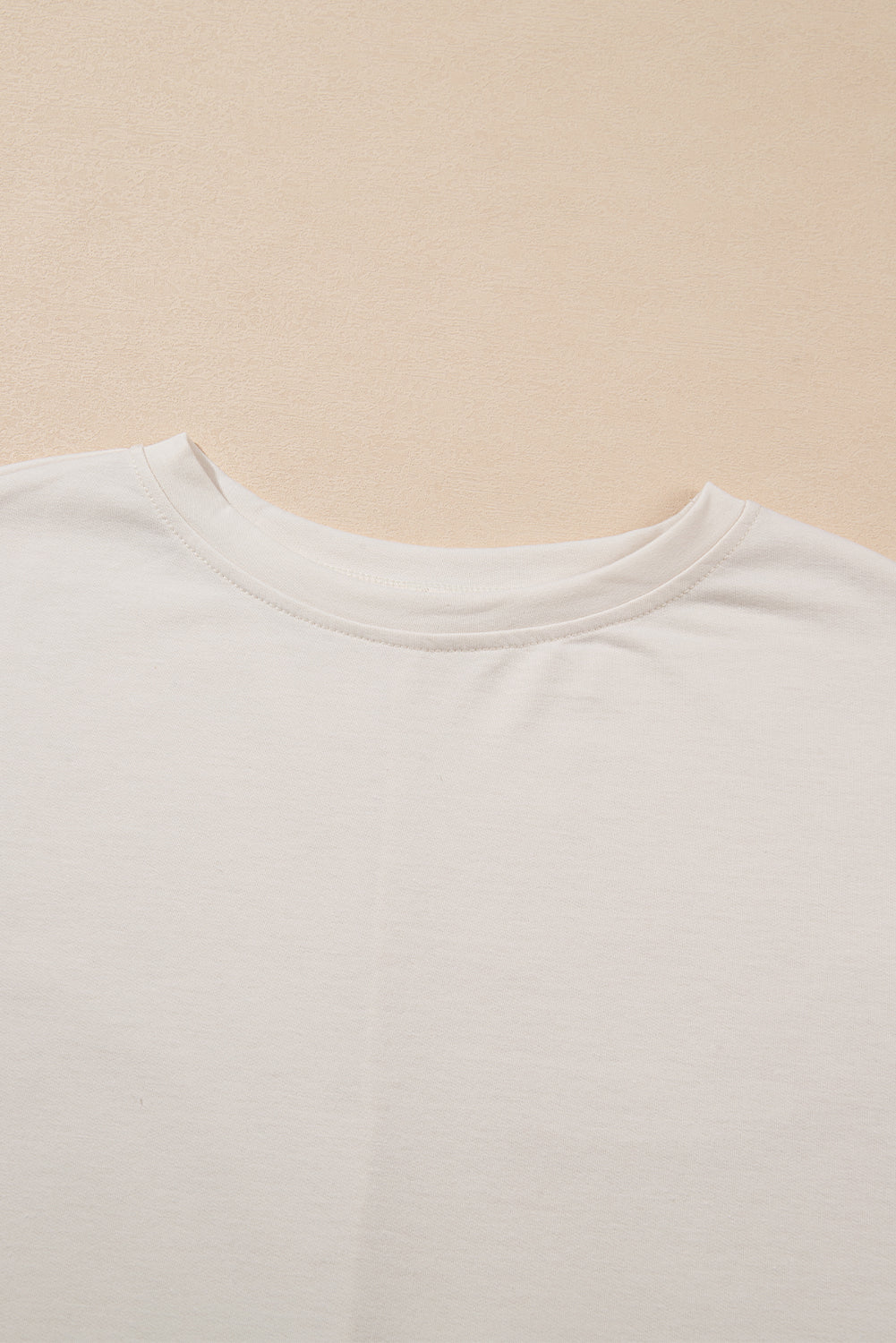Witte bloemen gehaakte T-shirtjurk met splitmouwen