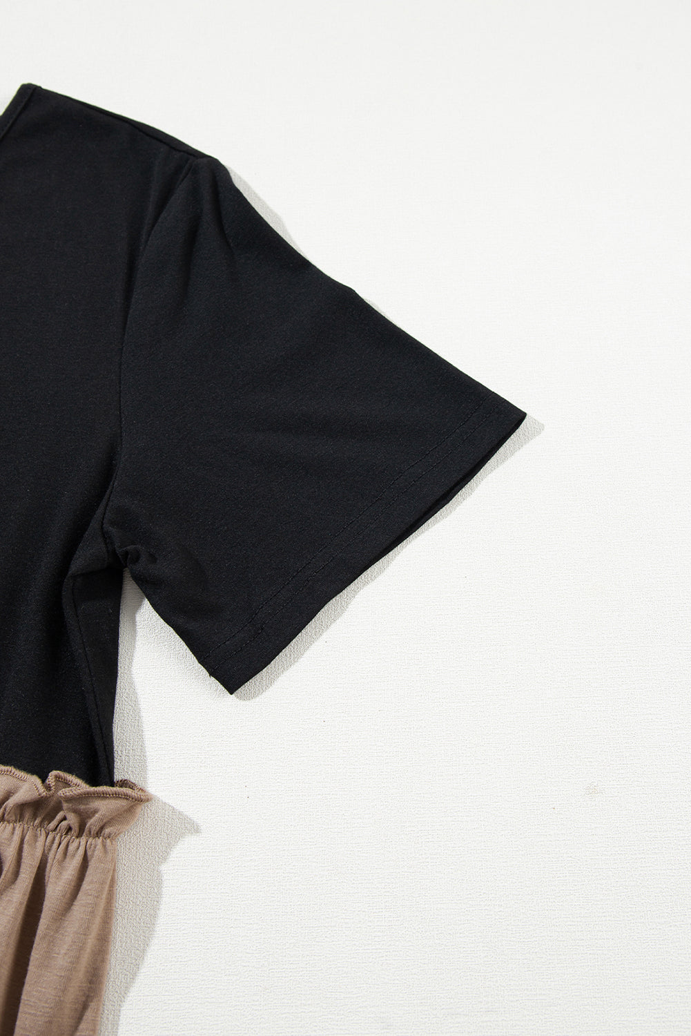 Licht Frans beige T-shirtjurk met luipaardprint en kleurblokken met ruches