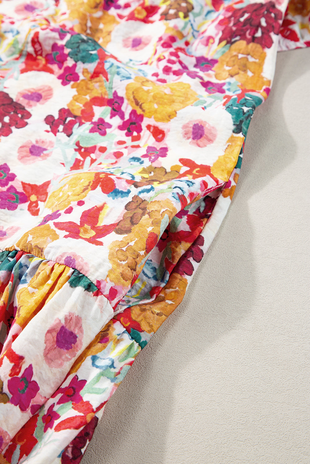 Paarse bloemenprint jurk met splitnek en fladdermouwen