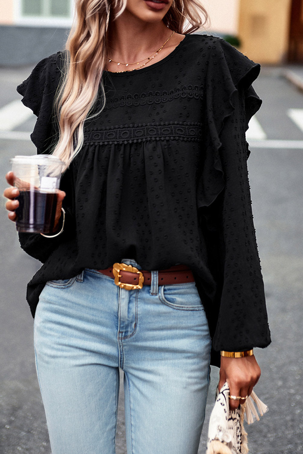 Zwarte kanten blouse met oogjes, ruches, schouder en lange mouwen