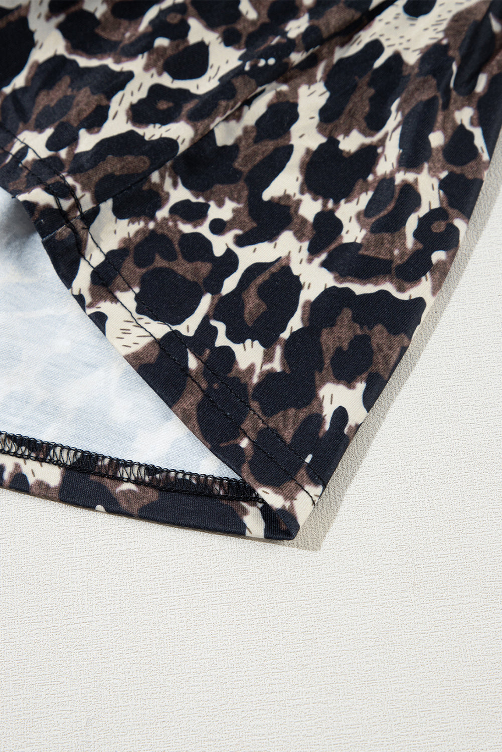 Licht Frans beige T-shirtjurk met luipaardprint en kleurblokken met ruches