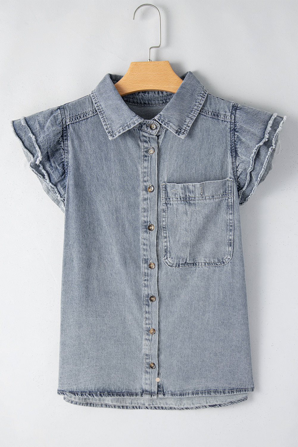 Beau blauw denim overhemd met gerafelde mouwen en ruches